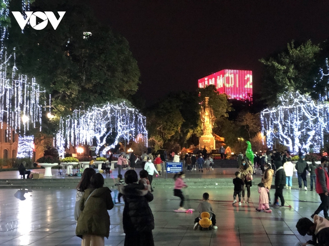 Hồ Hoàn Kiếm và khu phố cổ Hà Nội vắng người đi chơi tối mùng 2 Tết - Ảnh 3.