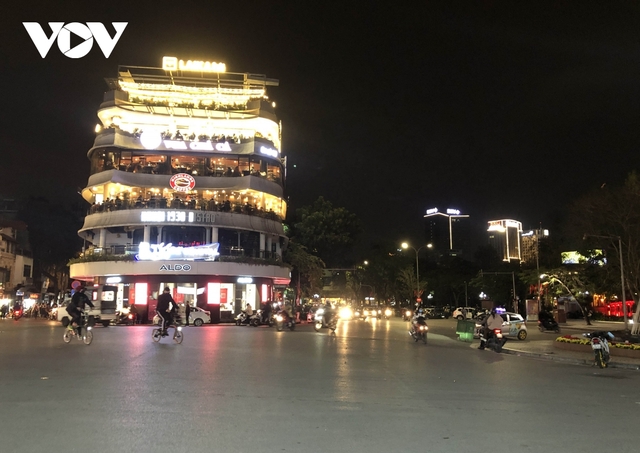 Hồ Hoàn Kiếm và khu phố cổ Hà Nội vắng người đi chơi tối mùng 2 Tết - Ảnh 7.