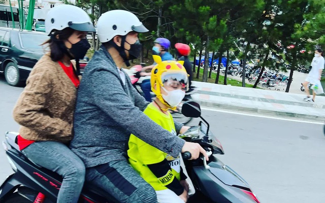 Không đi siêu xe, Minh Nhựa đổi gió mang... Honda Air Blade đi dạo phố đầu năm