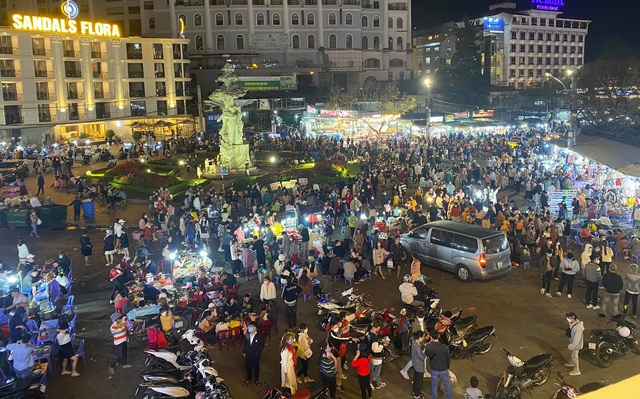 Đà Lạt ùn tắc mọi ngả đường trong ngày mùng 3 Tết: Ô tô nối dài hàng km, đi du xuân mà tưởng như đi hành xác