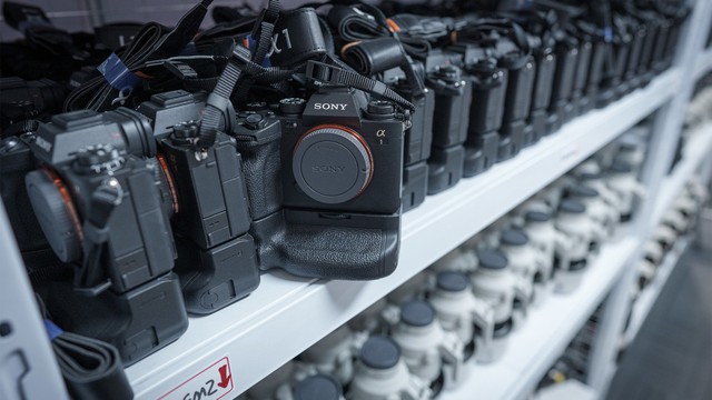 Bên trong kho máy ảnh khổng lồ phục vụ Olympic mùa đông 2022 của Sony - Ảnh 2.