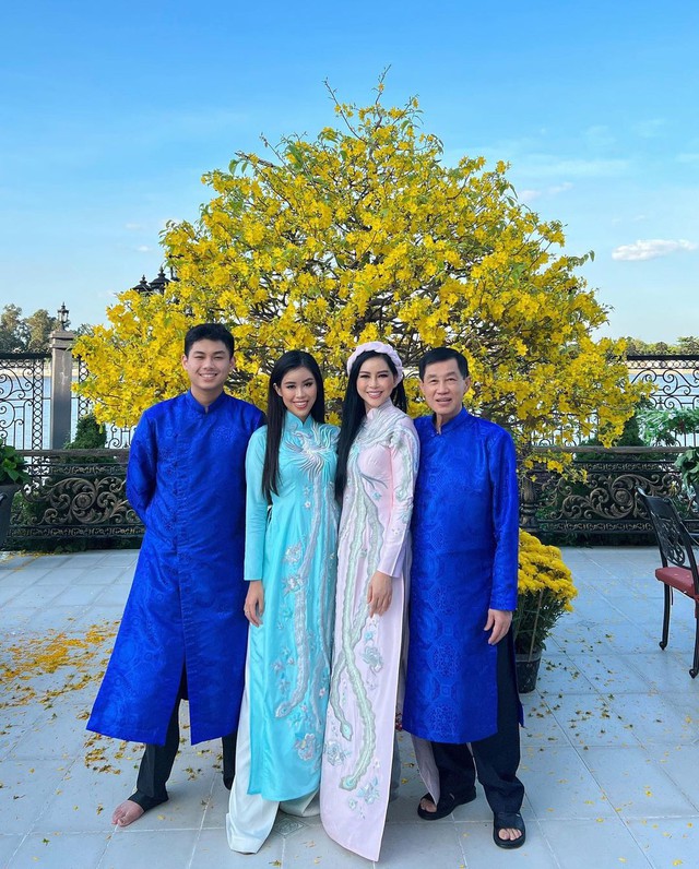 Gia đình rich kid Tiên Nguyễn diện áo dài: Mỗi năm một khác nhưng đỉnh nhất là màn diện lại áo cũ của doanh nhân Thủy Tiên - Ảnh 2.
