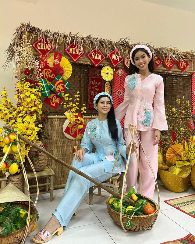 Gia đình rich kid Tiên Nguyễn diện áo dài: Mỗi năm một khác nhưng đỉnh nhất là màn diện lại áo cũ của doanh nhân Thủy Tiên - Ảnh 3.