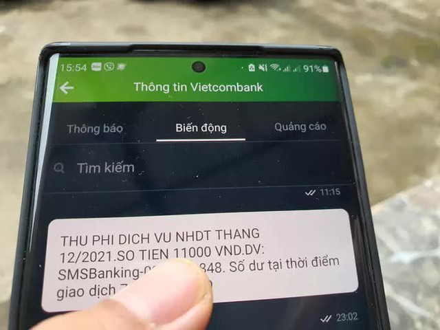 Vì sao ngân hàng miễn phí giao dịch online nhưng tăng phí tin nhắn SMS? - Ảnh 1.