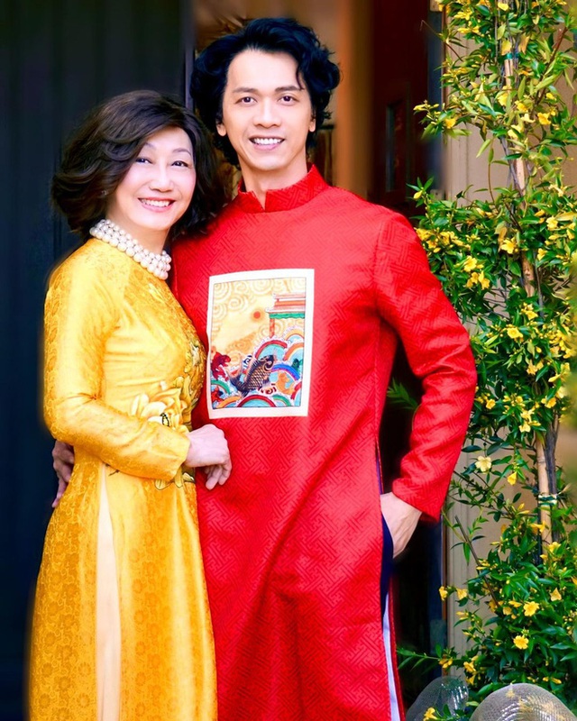 Chủ tịch ABC Trần Hùng Huy khoe ảnh chụp cùng chị mẹ, hóa ra đẹp trai phong độ là nhờ gen cả! - Ảnh 1.