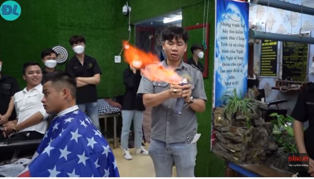 Tiệm hớt tóc bằng lửa dị nhất Việt Nam, khách run rẩy đưa đầu cho thợ... đốt - Ảnh 1.