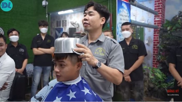 Tiệm hớt tóc bằng lửa dị nhất Việt Nam, khách run rẩy đưa đầu cho thợ... đốt - Ảnh 2.