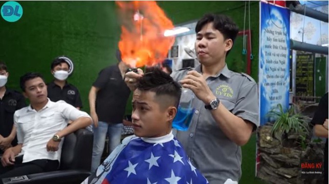 Tiệm hớt tóc bằng lửa dị nhất Việt Nam, khách run rẩy đưa đầu cho thợ... đốt - Ảnh 3.