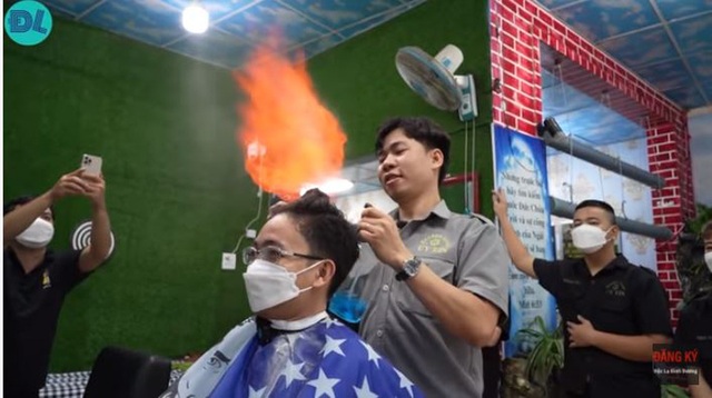 Tiệm hớt tóc bằng lửa dị nhất Việt Nam, khách run rẩy đưa đầu cho thợ... đốt - Ảnh 5.