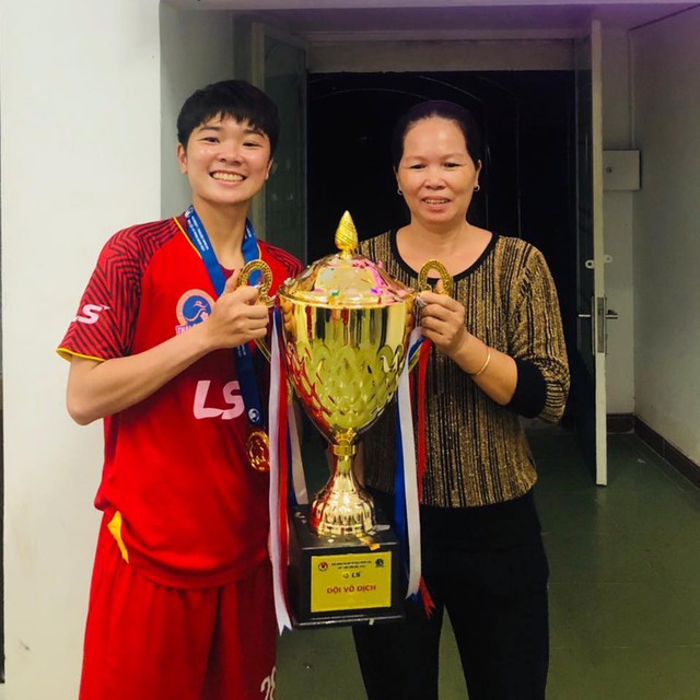 Gia đình - điểm tựa viết tiếp lịch sử: Mẹ tuyển thủ nữ Việt Nam mong con chiến thắng trở về và giành vé dự World Cup 2023 - Ảnh 2.