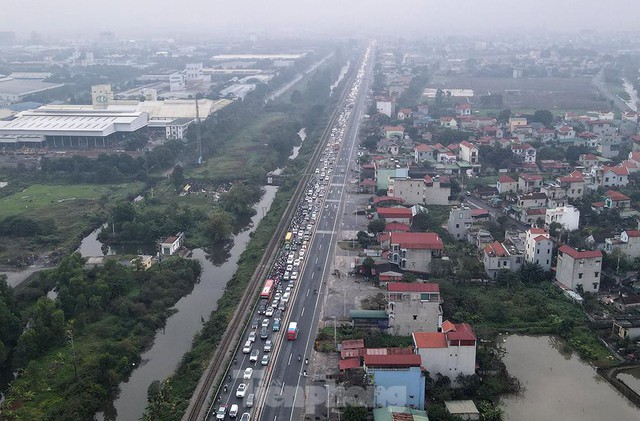 Người dân đội mưa rét trở về Hà Nội sau kỳ nghỉ Tết - Ảnh 12.