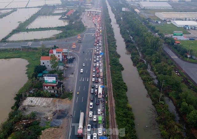Người dân đội mưa rét trở về Hà Nội sau kỳ nghỉ Tết - Ảnh 13.
