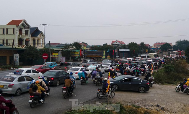 Người dân đội mưa rét trở về Hà Nội sau kỳ nghỉ Tết - Ảnh 6.