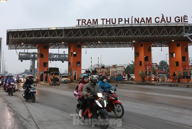 Người dân đội mưa rét trở về Hà Nội sau kỳ nghỉ Tết - Ảnh 7.