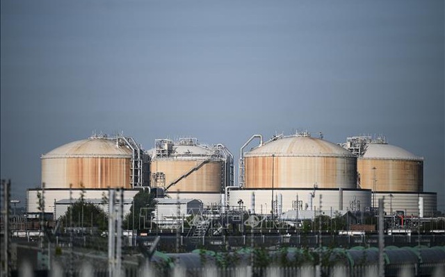 Các bể chứa khí tự nhiên hoá lỏng tại cảng nhập khẩu LNG ở Grain, Đông Nam Anh. Ảnh: AFP/TTXVN