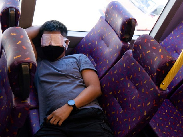 Kỳ lạ dịch vụ xe buýt đến hư không, biết ru ngủ ở Hong Kong: Khi cuộc sống quá căng thẳng và mệt mỏi khiến con người sẵn sàng chi tiền chỉ để có một giấc ngủ ngon đúng nghĩa - Ảnh 1.