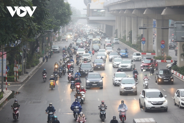 Đường phố Hà Nội không ùn tắc trong ngày đi làm đầu tiên sau nghỉ Tết - Ảnh 1.