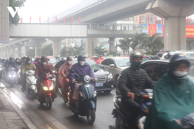Đường phố Hà Nội không ùn tắc trong ngày đi làm đầu tiên sau nghỉ Tết - Ảnh 2.