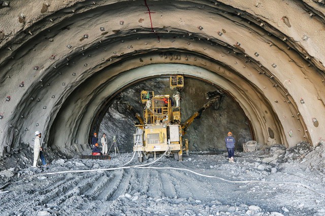 Cận cảnh công nhân đào hầm xuyên núi trên cao tốc Bắc - Nam - Ảnh 2.