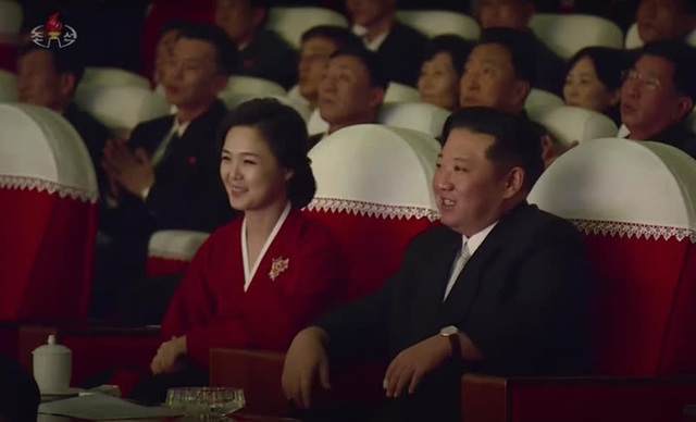  Phu nhân Triều Tiên  xuất xinh đẹp, khán giả vỗ tay hò reo vang dội hội trường - Ảnh 3.