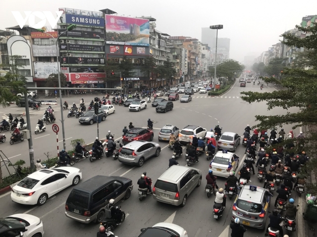 Đường phố Hà Nội không ùn tắc trong ngày đi làm đầu tiên sau nghỉ Tết - Ảnh 11.
