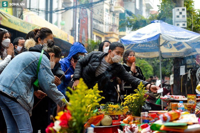  Phủ Tây hồ đóng cửa, cả nghìn người xếp hàng vái vọng ngoài cổng - Ảnh 11.