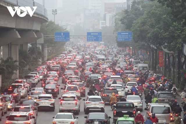 Đường phố Hà Nội không ùn tắc trong ngày đi làm đầu tiên sau nghỉ Tết - Ảnh 3.