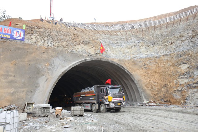 Cận cảnh công nhân đào hầm xuyên núi trên cao tốc Bắc - Nam - Ảnh 3.