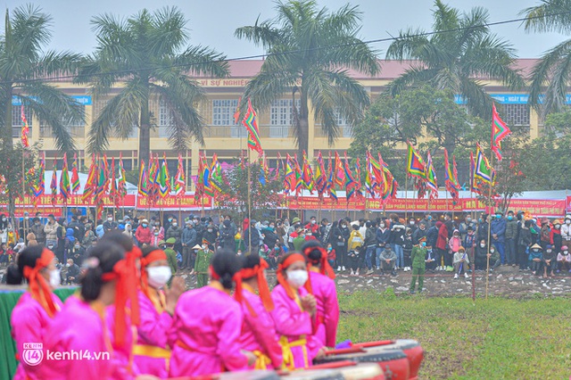  Ảnh: Hàng nghìn người dân chen nhau xem vua đi cày trong Lễ tịch Điền 2022 - Ảnh 3.