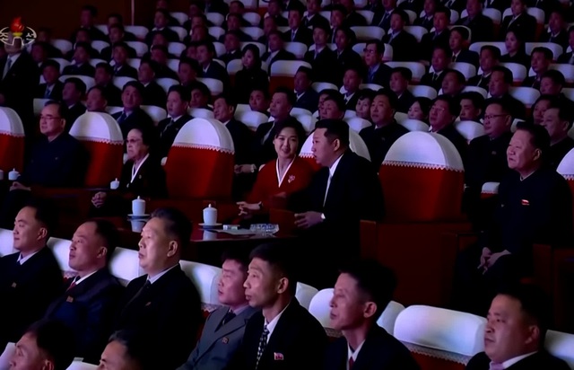  Phu nhân Triều Tiên  xuất xinh đẹp, khán giả vỗ tay hò reo vang dội hội trường - Ảnh 4.