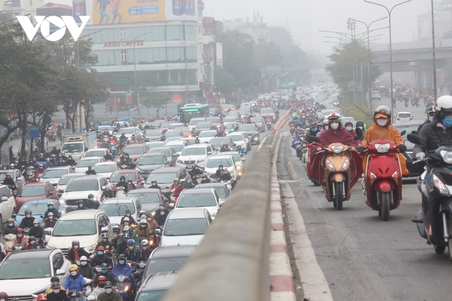 Đường phố Hà Nội không ùn tắc trong ngày đi làm đầu tiên sau nghỉ Tết - Ảnh 4.