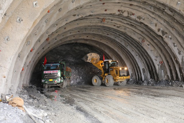 Cận cảnh công nhân đào hầm xuyên núi trên cao tốc Bắc - Nam - Ảnh 4.