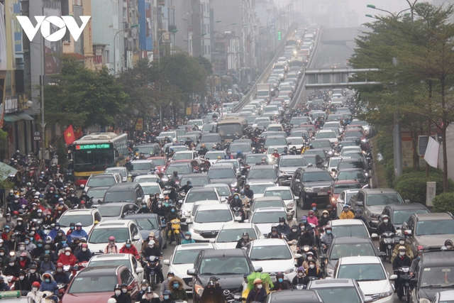 Đường phố Hà Nội không ùn tắc trong ngày đi làm đầu tiên sau nghỉ Tết - Ảnh 5.