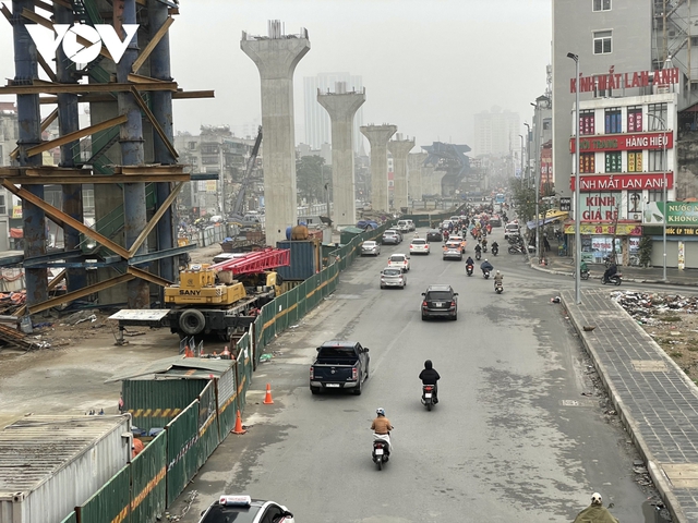 Đường phố Hà Nội không ùn tắc trong ngày đi làm đầu tiên sau nghỉ Tết - Ảnh 6.