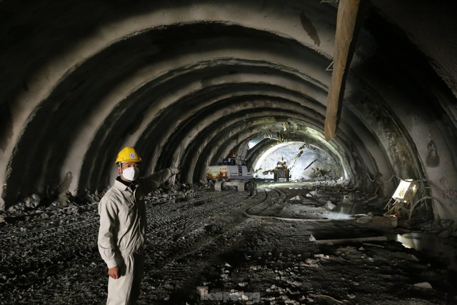 Cận cảnh công nhân đào hầm xuyên núi trên cao tốc Bắc - Nam - Ảnh 6.