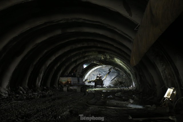 Cận cảnh công nhân đào hầm xuyên núi trên cao tốc Bắc - Nam - Ảnh 7.