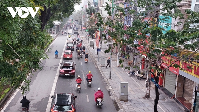 Đường phố Hà Nội không ùn tắc trong ngày đi làm đầu tiên sau nghỉ Tết - Ảnh 8.