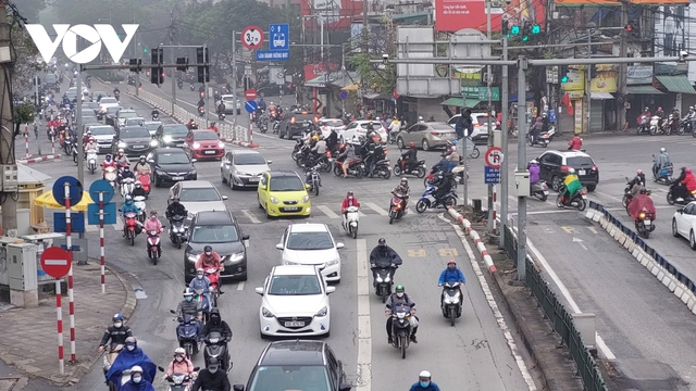 Đường phố Hà Nội không ùn tắc trong ngày đi làm đầu tiên sau nghỉ Tết - Ảnh 9.