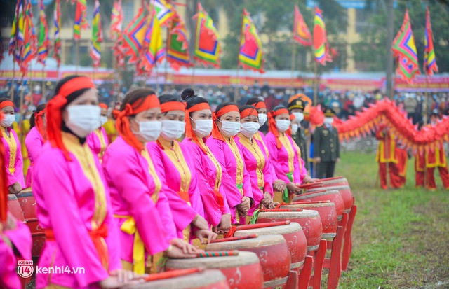  Ảnh: Hàng nghìn người dân chen nhau xem vua đi cày trong Lễ tịch Điền 2022 - Ảnh 9.