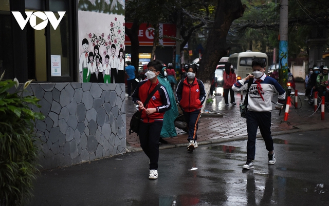 Học sinh Hà Nội háo hức, đội mưa đến trường từ sáng sớm sau nhiều tháng học online - Ảnh 1.