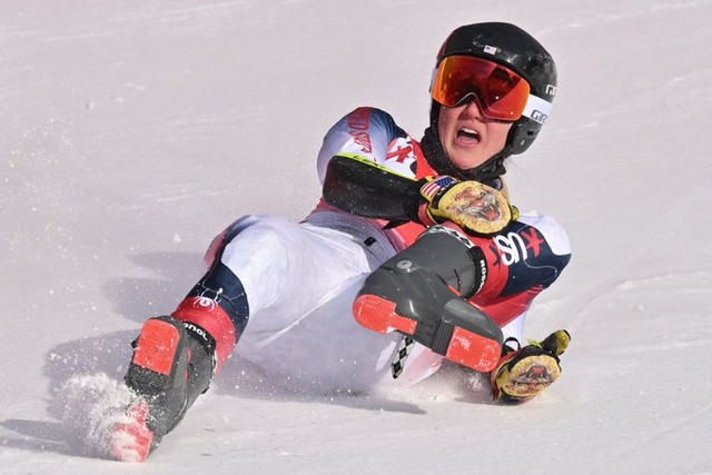 Cổ chân của nữ VĐV trượt tuyết bẻ cong 90 độ sau tai nạn nghiêm trọng ở Olympic - Ảnh 4.
