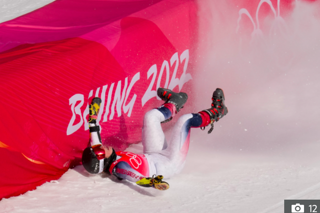Cổ chân của nữ VĐV trượt tuyết bẻ cong 90 độ sau tai nạn nghiêm trọng ở Olympic - Ảnh 6.