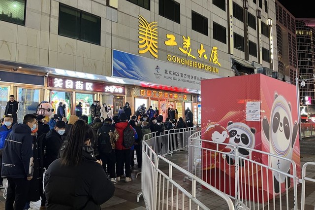 Chẳng phải hàng hiệu hay iPhone đời mới nhất, người Trung Quốc vẫn xếp hàng dài dưới thời tiết lạnh giá để mua được linh vật Olympic - Ảnh 1.