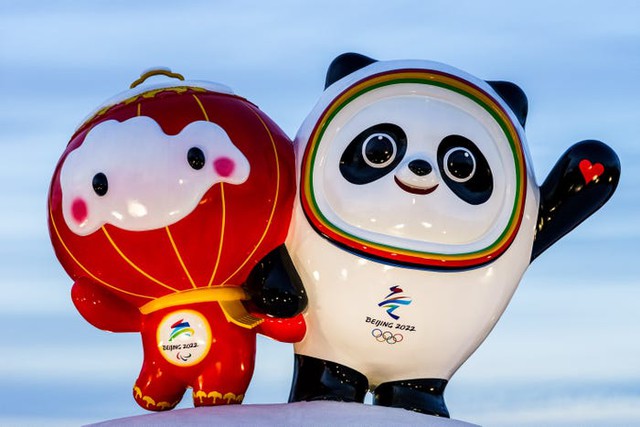 Chẳng phải hàng hiệu hay iPhone đời mới nhất, người Trung Quốc vẫn xếp hàng dài dưới thời tiết lạnh giá để mua được linh vật Olympic - Ảnh 2.