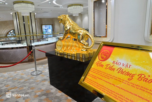 Cửa hàng tung siêu phẩm Kim Dần Vương Bảo nặng 46kg trước ngày vía Thần Tài, người Hà Nội chen nhau đi mua vàng sớm - Ảnh 2.