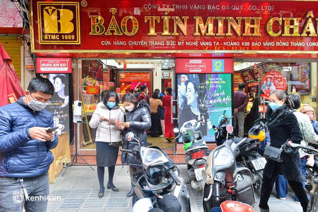 Cửa hàng tung siêu phẩm Kim Dần Vương Bảo nặng 46kg trước ngày vía Thần Tài, người Hà Nội chen nhau đi mua vàng sớm - Ảnh 13.