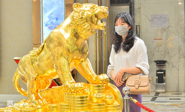 Cửa hàng tung siêu phẩm Kim Dần Vương Bảo nặng 46kg trước ngày vía Thần Tài, người Hà Nội chen nhau đi mua vàng sớm - Ảnh 3.