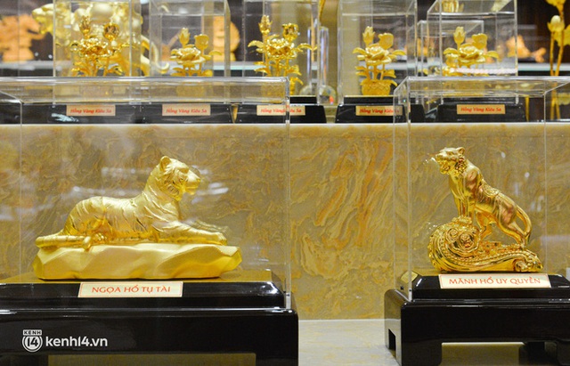 Cửa hàng tung siêu phẩm Kim Dần Vương Bảo nặng 46kg trước ngày vía Thần Tài, người Hà Nội chen nhau đi mua vàng sớm - Ảnh 6.