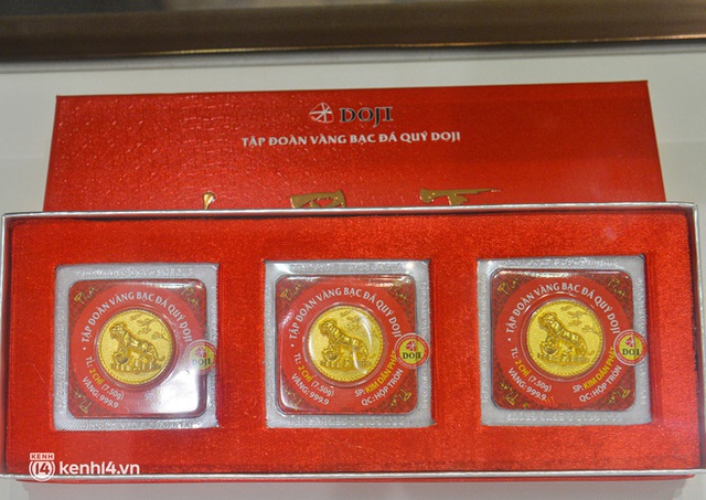 Cửa hàng tung siêu phẩm Kim Dần Vương Bảo nặng 46kg trước ngày vía Thần Tài, người Hà Nội chen nhau đi mua vàng sớm - Ảnh 9.