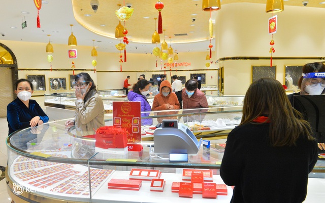 Cửa hàng tung siêu phẩm Kim Dần Vương Bảo nặng 46kg trước ngày vía Thần Tài, người Hà Nội chen nhau đi mua vàng sớm - Ảnh 10.